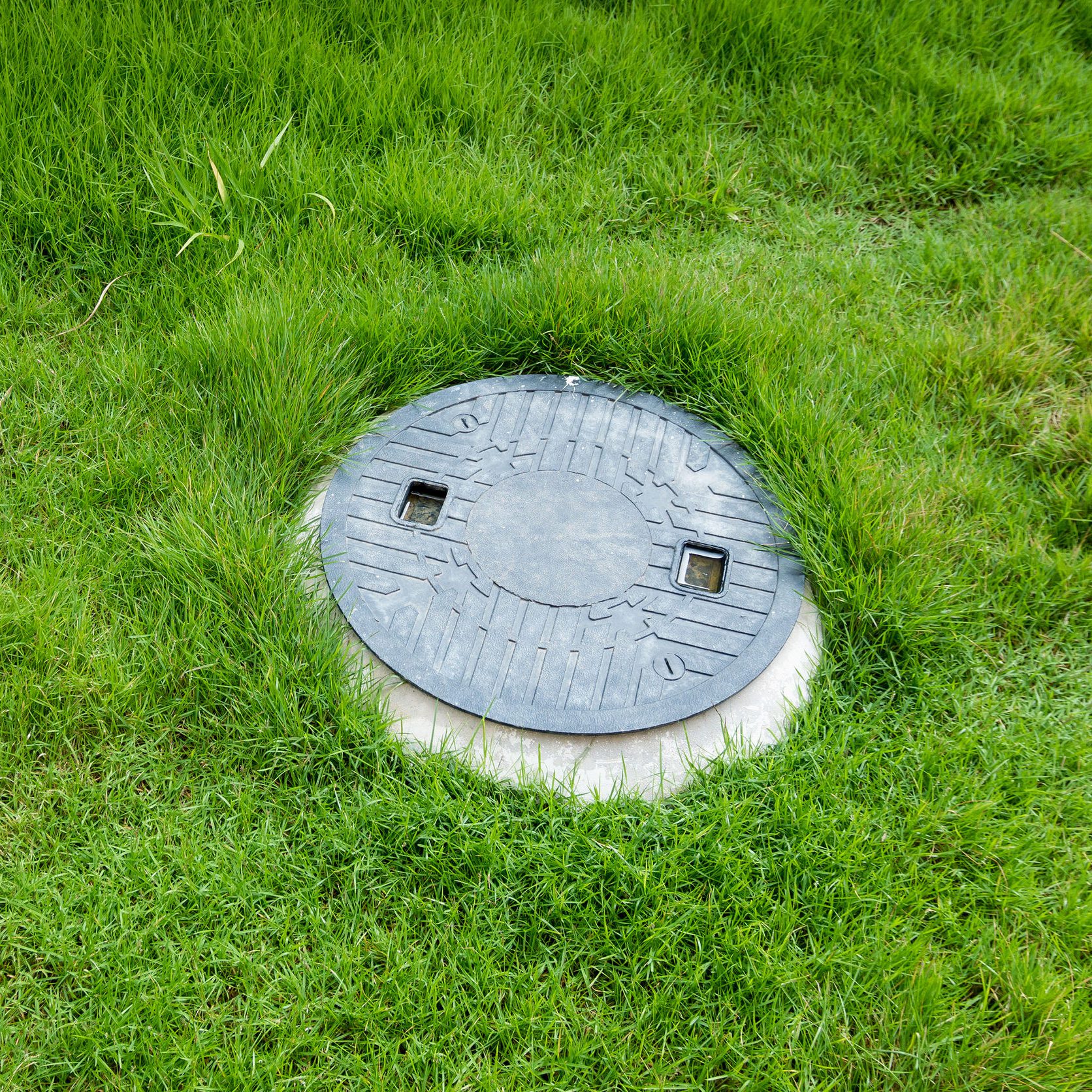 Septic tank underground waste treatment system